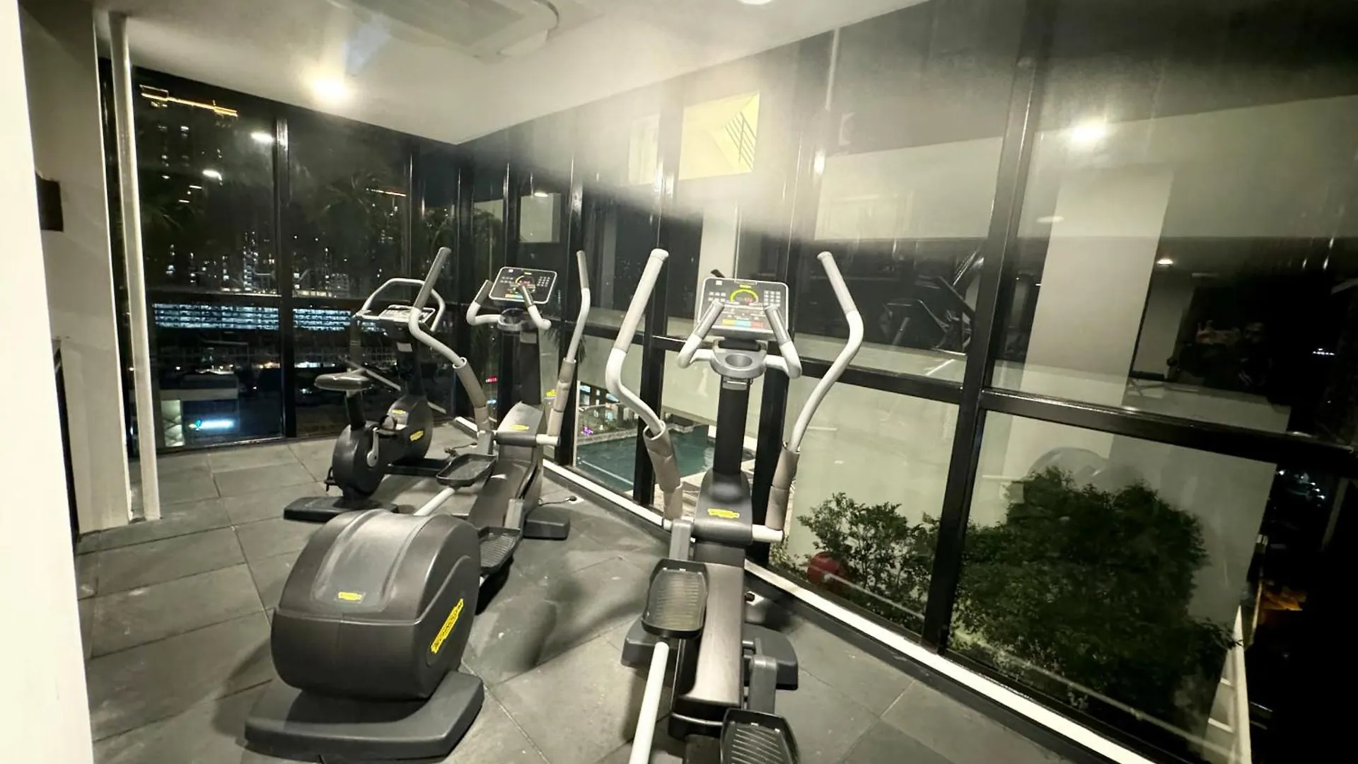 Comfortable 2Br 5 Queen Beds, Netflix & Free Parking Jelutong Апартаменты